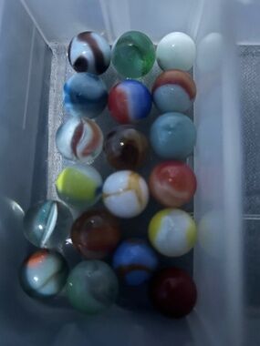 Lots of misc marbles, all pictures are included.